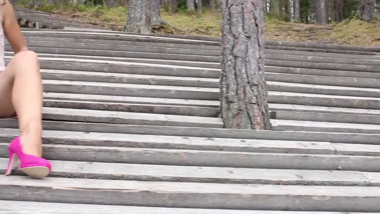 Legs Spread Wide in Public Park Flash 😈🌳