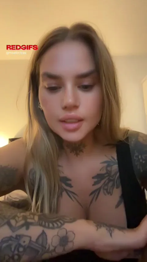 Would you love this goddess to spit in your face? 👑💦