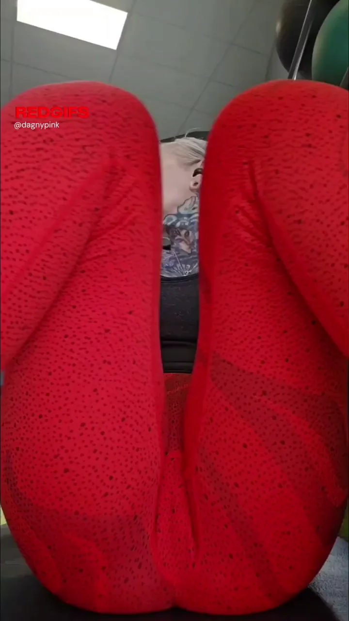 💦 Muscular MILF's Gym Cameltoe & Tits Flash 🏋️‍♀️🔥