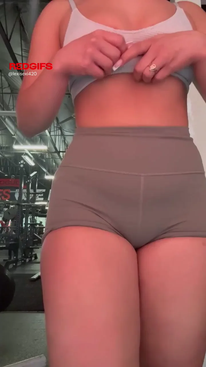 Gym Slut Flashes Her Juicy Tits 🔥💦