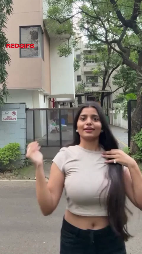 🍈 Indian Busty Babe's Tight Shirt Tit Tease 🔥