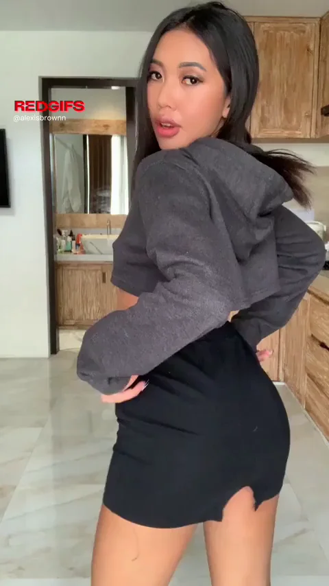 Hypnotizing you with this smashable ass