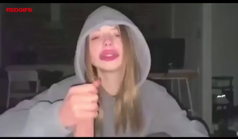 A girl with big lips decided to give her boyfriend a blowjob in the middle of the night.