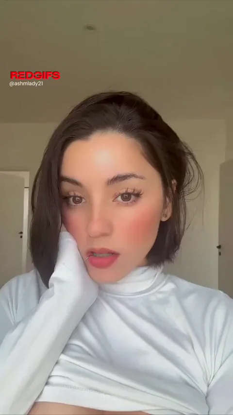 The college girl wants to be the center of your attention