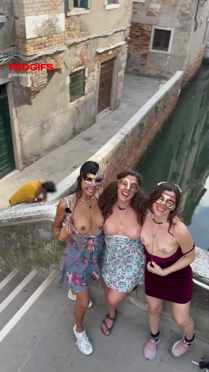 Four Girls Giving Venice a View They’ll Never Forget