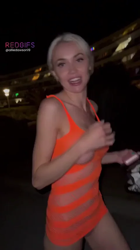 Oops! Blonde Babe's Public Tit Flash Gone Wild 😏🍑