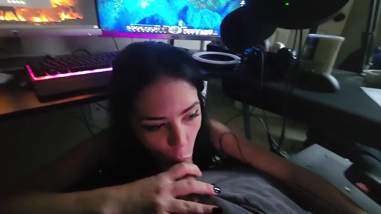 🔥 Gaming Fuckdoll Slurps Cock Under Desk 😈💦