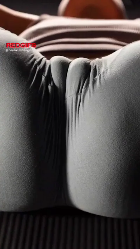 🍑 Thick Ass Teen Bends in Tight Yoga Pants 🧘‍♀️💦