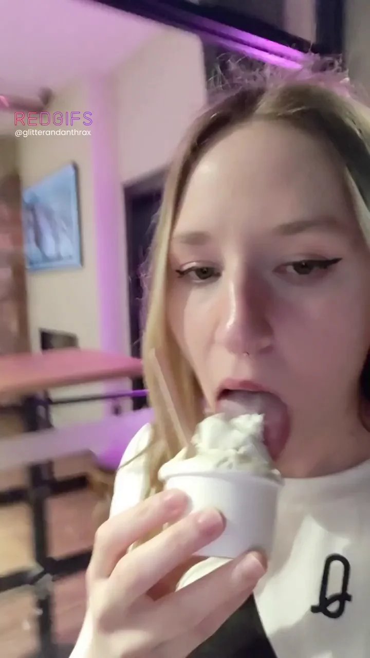(sound on) Watch till the end to see me flash my boobies while I'm in line for gelato