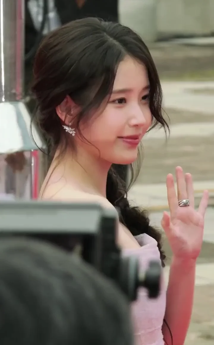 IU