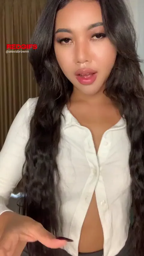 Am I attractive with small boobs