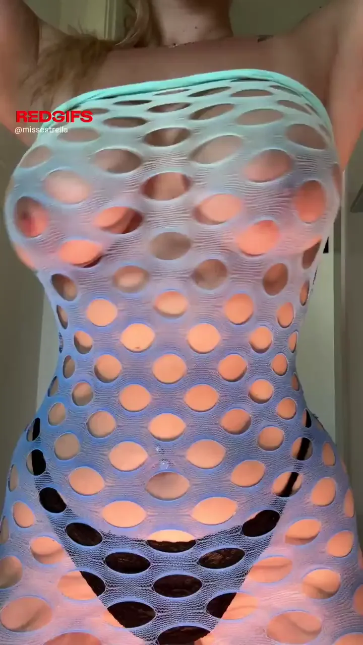 Neighbor pretends he’s watering plants… really, he’s watching these natural tits jiggle