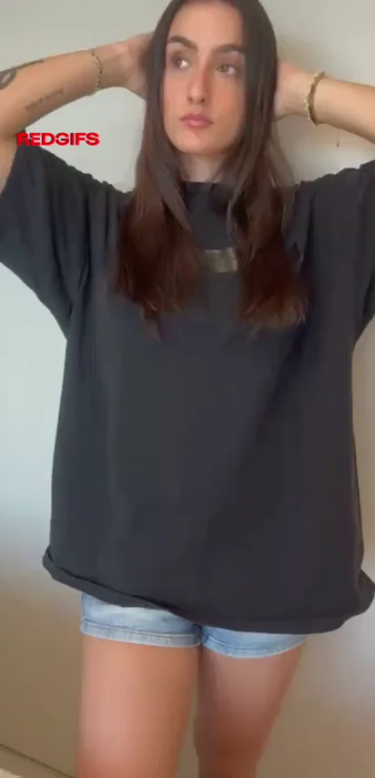 Amateur Babe's Juicy Natural Boob Reveal Tease