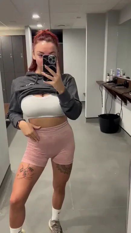 Dropping in the gym locker room… and being caught by my PT ?