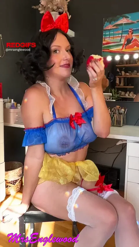 Snow White masturbating