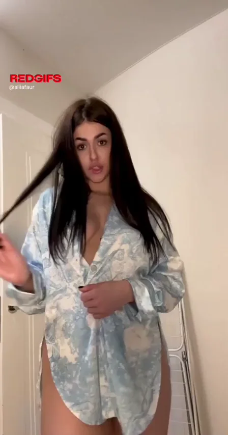 Don't Make This Sexy Babe Wait for Your Cock 😈💦