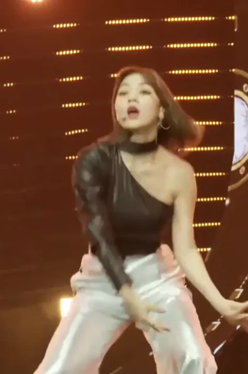 🔥 TWICE Jihyo Shiny Pants Tease & Booty Shake 💦