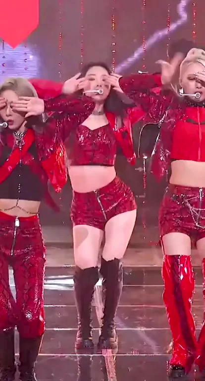 Dreamcatcher Sua Red Hot Thigh Tease Performance