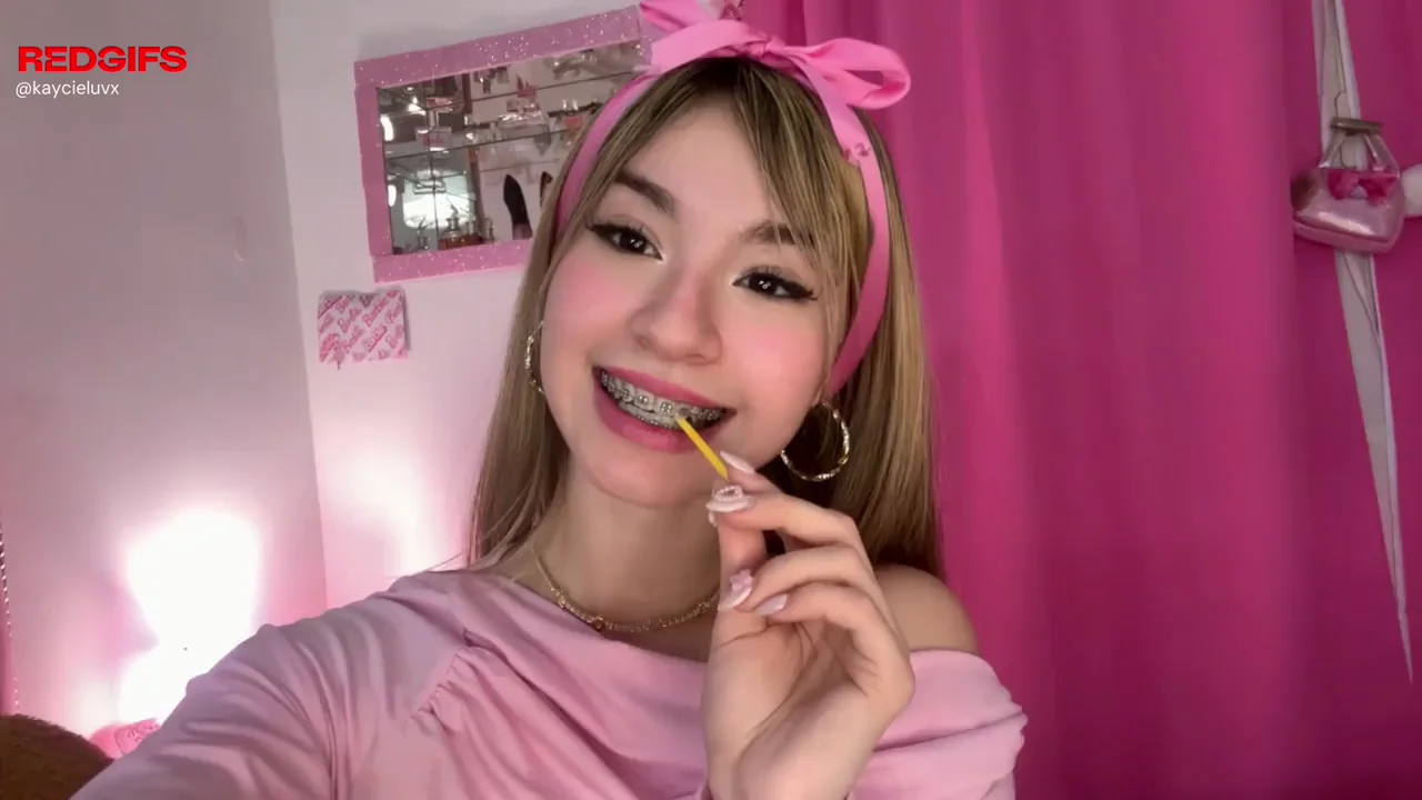 Petite Pink Dream Tease: Suckin' Lollipop, Shakin' That Big Booty ;)