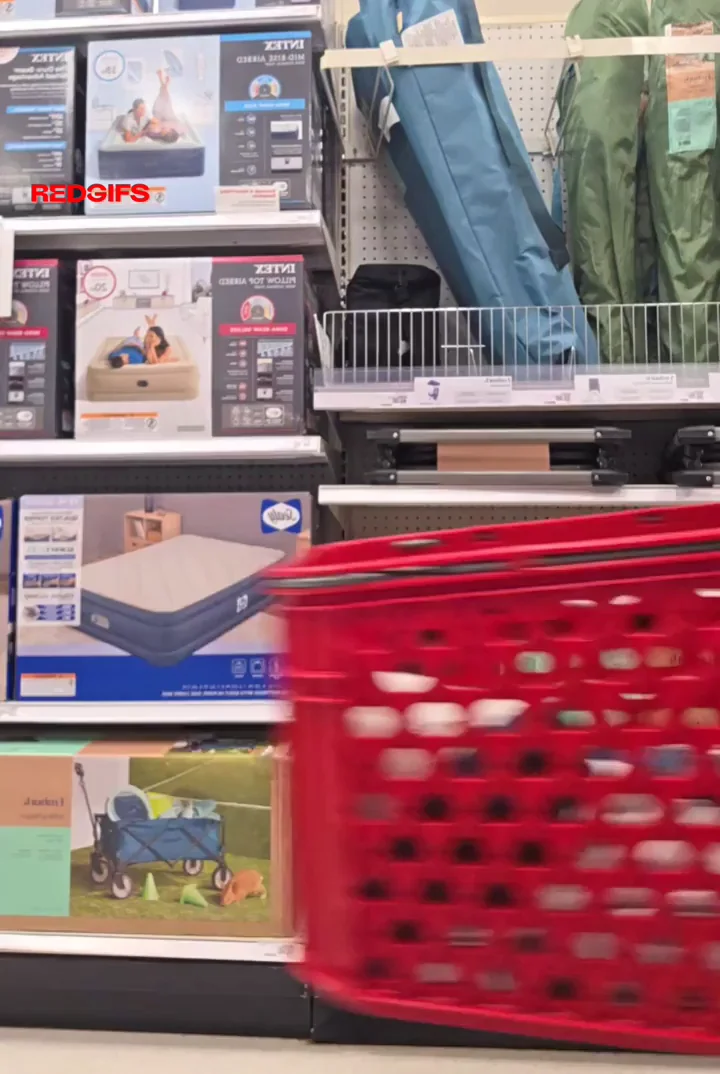 Public Store Flash: Busty MILF Teases Tits & Ass 😈🍑💦