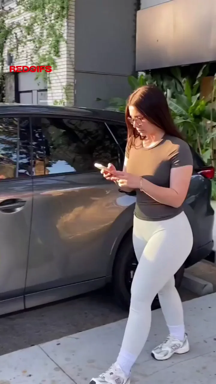 🍑 Massive Gyatt TikTok Thot Shakes That Fat Ass 😍