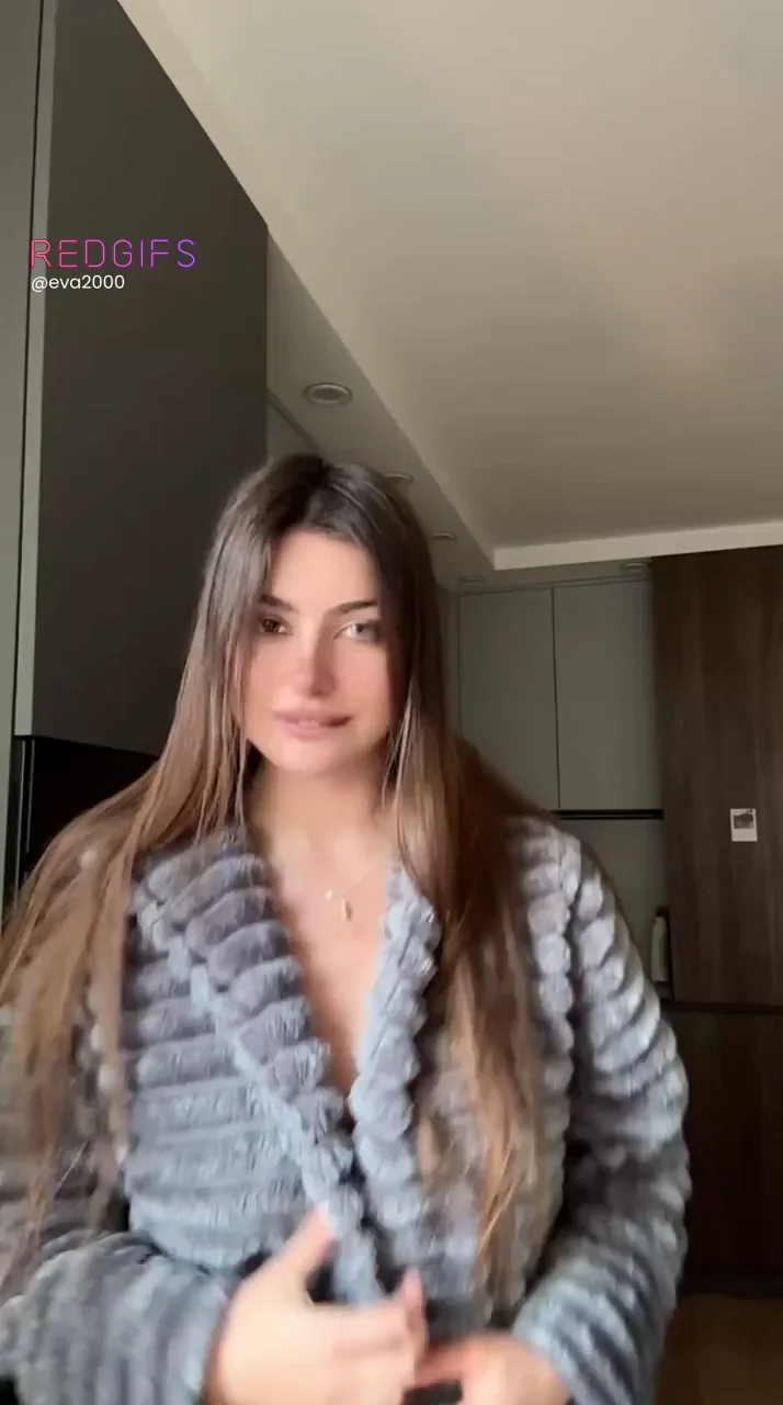 Little surprise under the robe… (reveal)