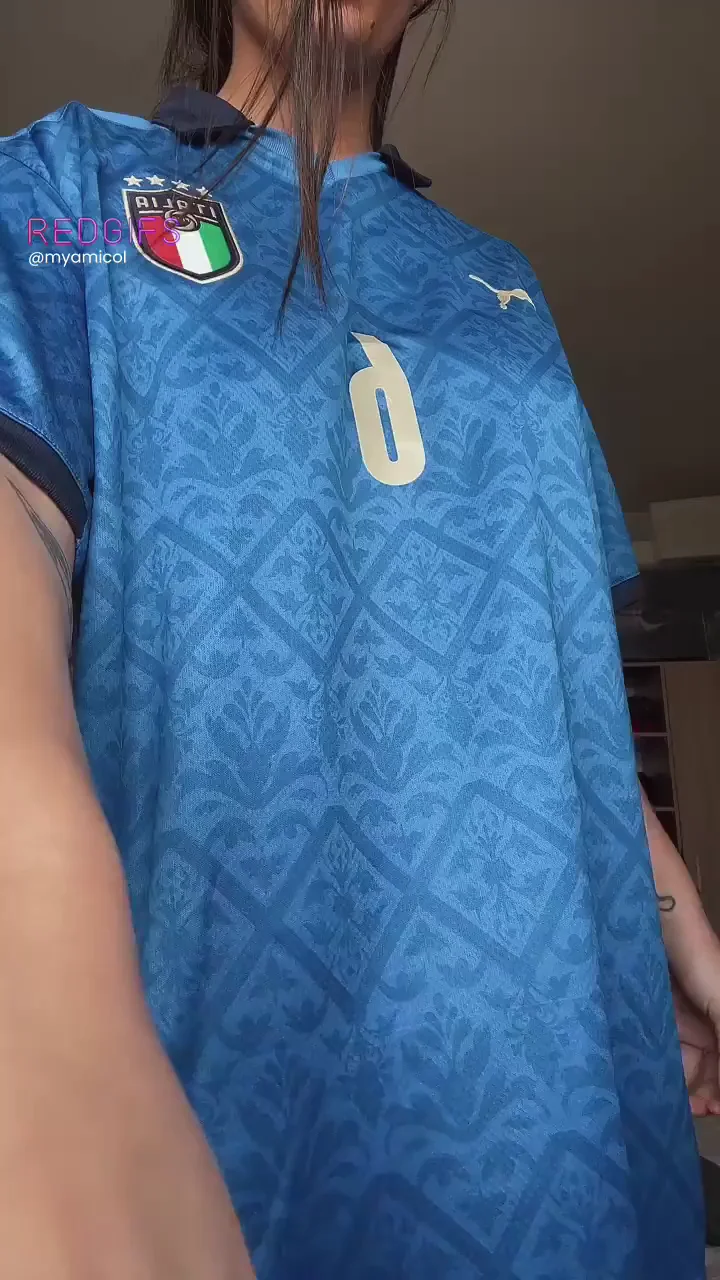 Italian girl big natural boobs reveal