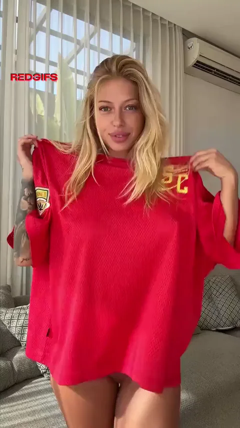MILF's Jaw-Dropping Titty Reveal Leaves You Starving for More