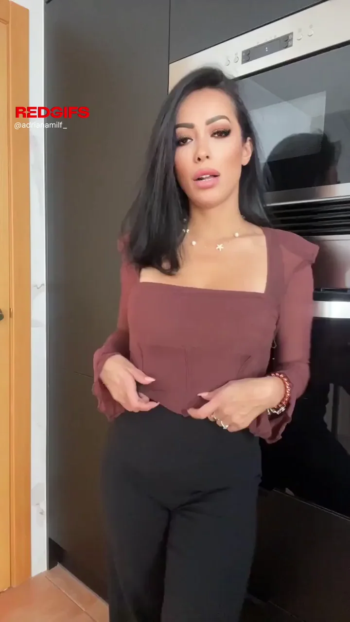 🔥 Latina MILF Hotwife Flaunts Her Juicy Curves & Massive Tits 💦
