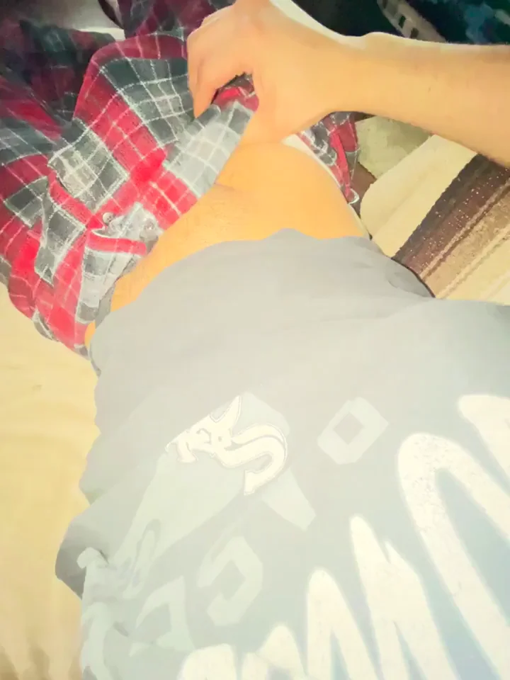 19, any huge dicks wanna stroke w me 👀