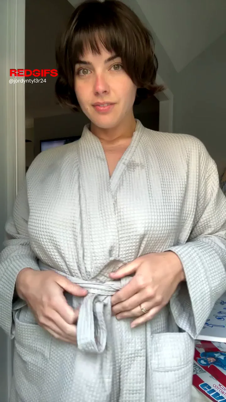 MILF Grabs Mail in Slutty Open Robe 😈📬💦