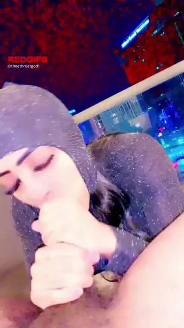 Balcony Slut in Niqab Dumps Her Pride for Public Dick Suck 💦🍆