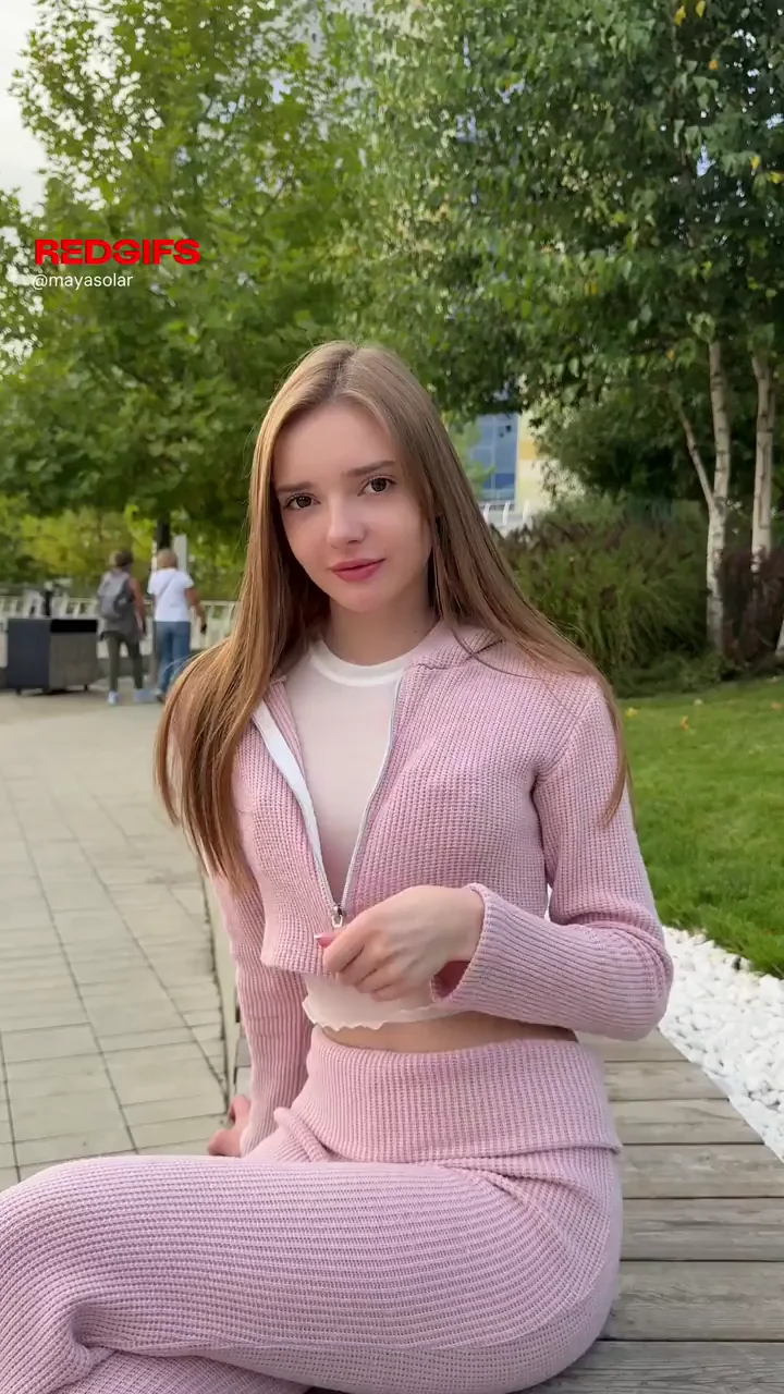 Cutie Flashes Sexy Tits in Public Park 😈🍒