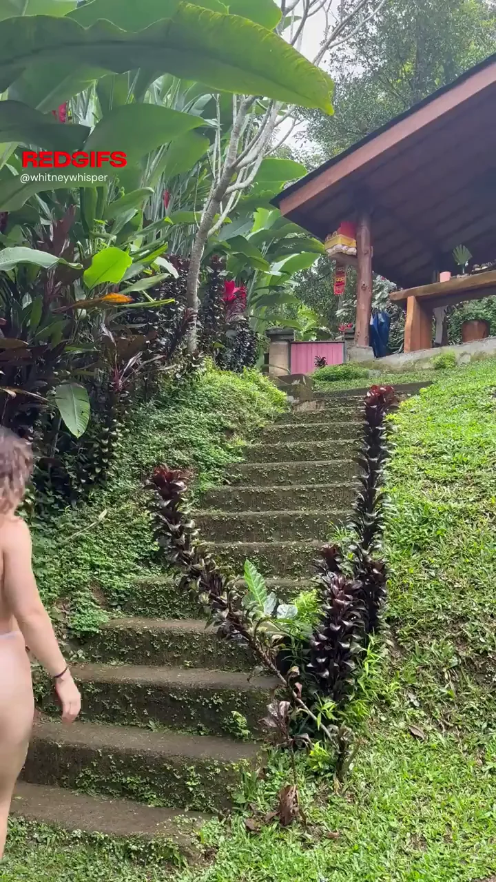 Phat Ass Babe Climbing Stairs Naked 😈🍑🔥