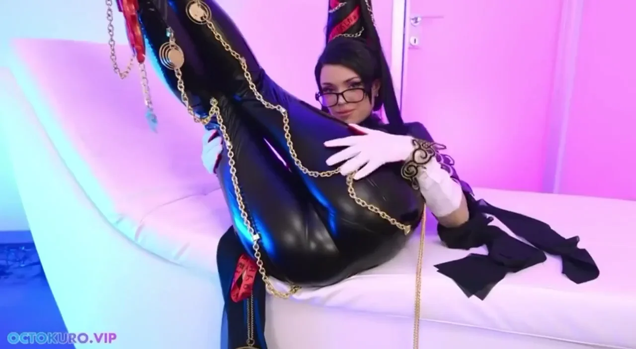 Bayonetta Cosplay Slut Sucks Cock & Takes It Deep in Her Holes 😈🍆💦