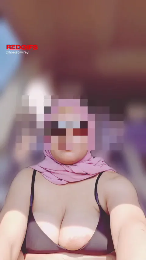 Sexy Huge titty hoejabi showing off