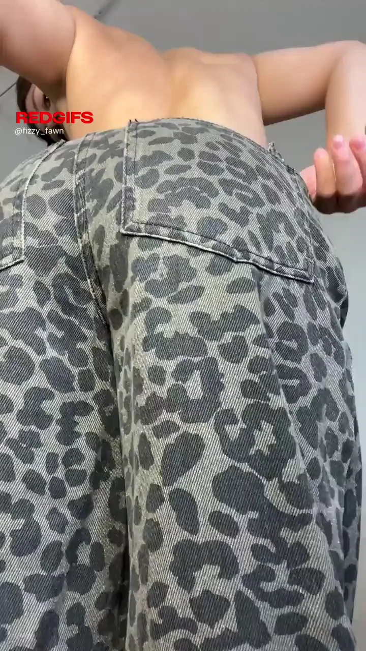Thick Amateur Babe Peels Leopard Pants Off Her Juicy Ass for Facesitting Tease