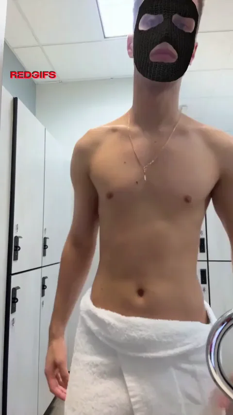 A wild twink found in his gym environment during locktober 🐊