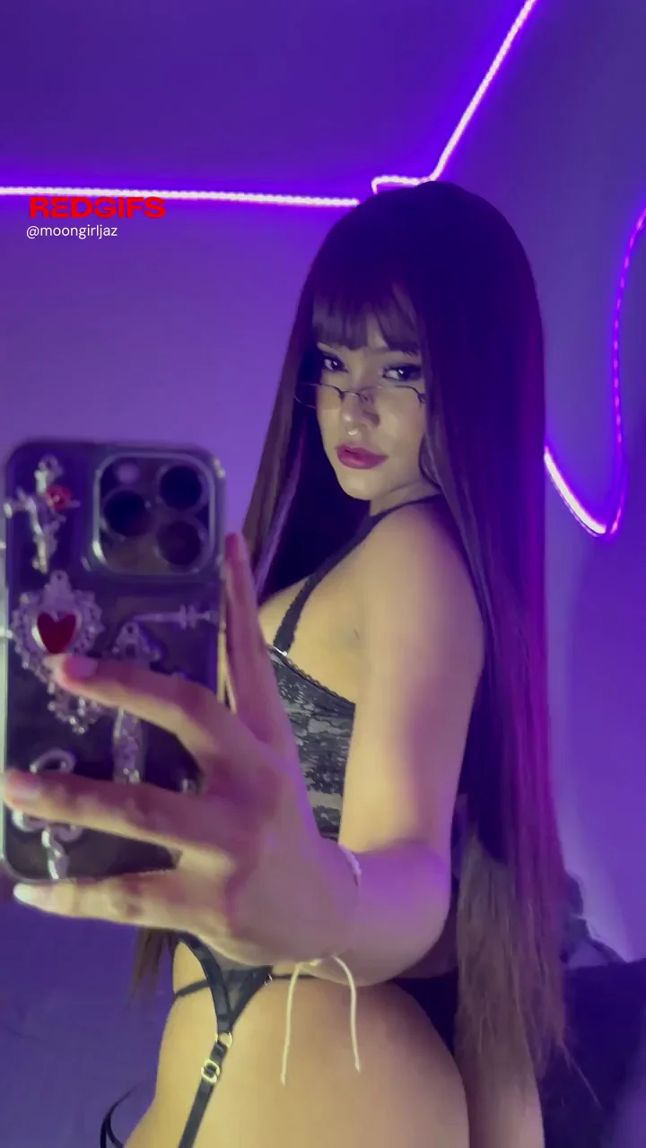 Mirror Oops: Slutty Cosplay Babe Teases Her Juicy Ass Too Hard