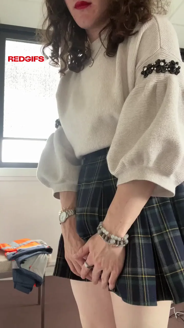Just a horny goonette at her workplace, nothing more