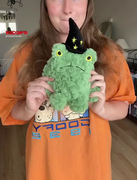 What’s cuter, me or my new frog friend? 🐸