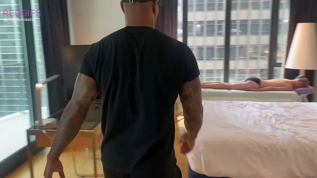 Her husband surprised her with an erotic massage