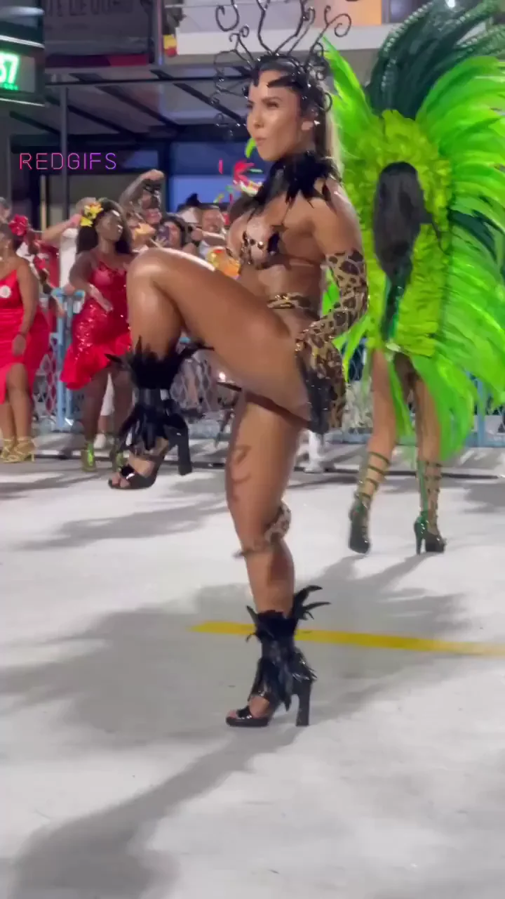 Mulher Melão's Carnival Meltdown: Massive Melons & Booty Bounce