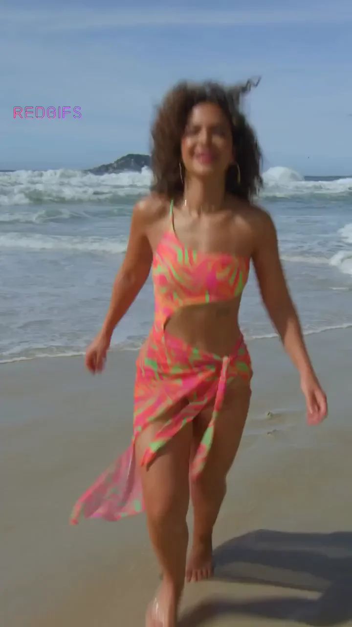 Mel Maia’s Steamy Beach Tease 🔥🌴🍑