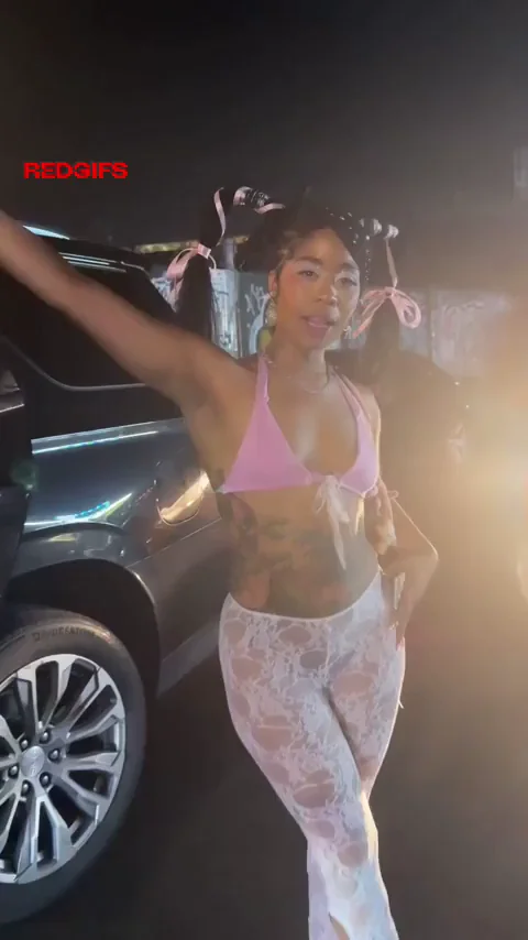 Tia Corine Twerkin' Her Juicy Ass by the Whip 🔥🍑