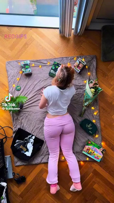 🍑 @b.eleanor_ TikTok Ass Tease in Tight Pink Pants 💦