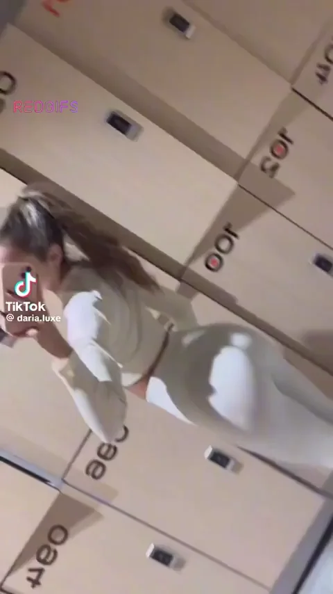 Daria Luxe Teases Her Juicy Big Ass in Tight White Leggings at the Gym