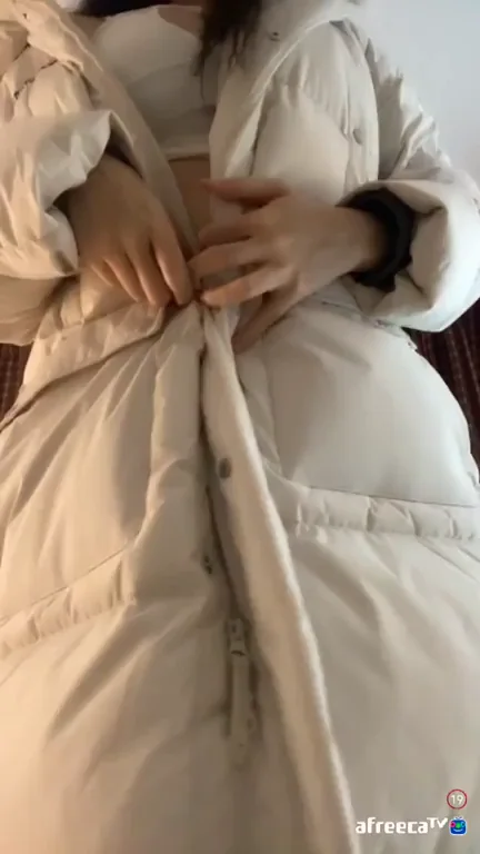 🔥 Juicy Korean Cameltoe Tease in Puffy Coat & Tight Panties 💦