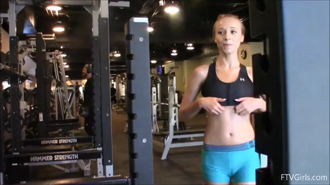 Big Tits flashing in the gym [21:38]