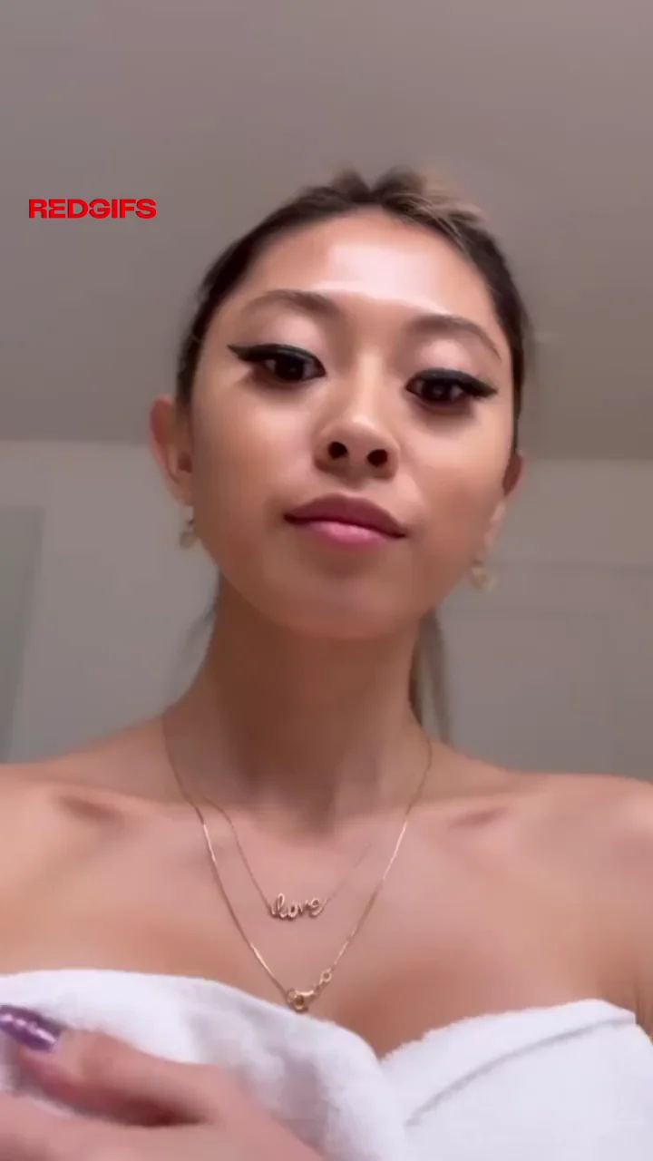 Petite Asian Slut Teases in Towel Drop 😈👅💦